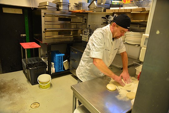 Tottuneelta ei pizzapohjan pyöräytykseen mene monta sekuntia. Kari Itäluomalla on kokemusta useammalta vuosikymmeneltä.