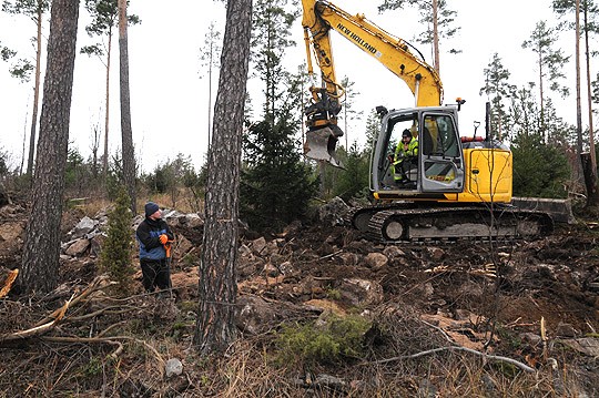 Petri Haikonen ja Matti Hakamäki (kaivurissa) urakoivat Niksaaren vesihuoltolinjaa.
