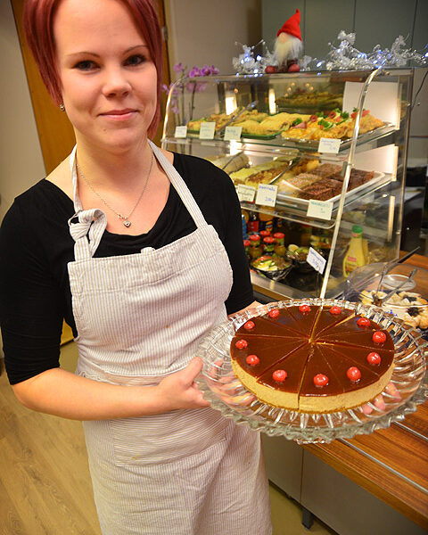 Jouluista tämäkin: Henna Lindblad toi tiistaina vitriiniin luumuisen hyytelökakun.
