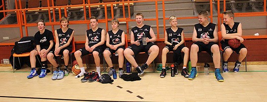 PeU:n C-poikien väsyneet, mutta onnelliset pelaajat rivissä, vas. Veeti Valjanen, Heikki Vataja, Niko Huoponen, Miro Raikaa, Eemil Peltola, Jesse Enberg, Allan Leino ja Oskari Salonen. Kuvasta puuttuvat Juuso Kakko ja Santtu Lindroos. Kuva Johanna Breilin-Huoponen