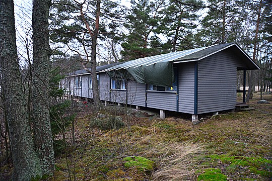 Klippulan kiinteistöt kaipaavat korjausta. Akuutein asia on majoitusrakennuksen katto, joka on väliaikaisesti korjattu pressulla.