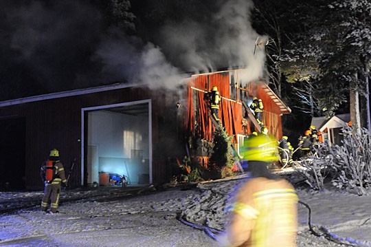 Palomiehet joutuivat purkamaan hallin päädyn rakenteita sammutustöissä.
