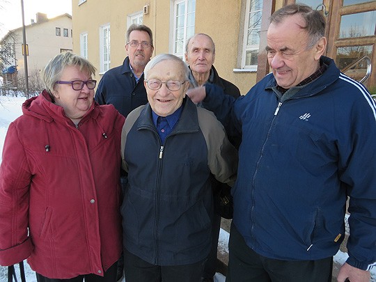 Perniön Karjalaiset juhlivat tänä vuonna yhdistyksen 70-vuotistaivalta. Yhdistyksen aktiivisiin jäseniin kuuluvat muun muassa Maarit Leppänen, Vilho Hietanen, Martti Sikiö ja takarivin Heikki ja Oiva Hänninen.