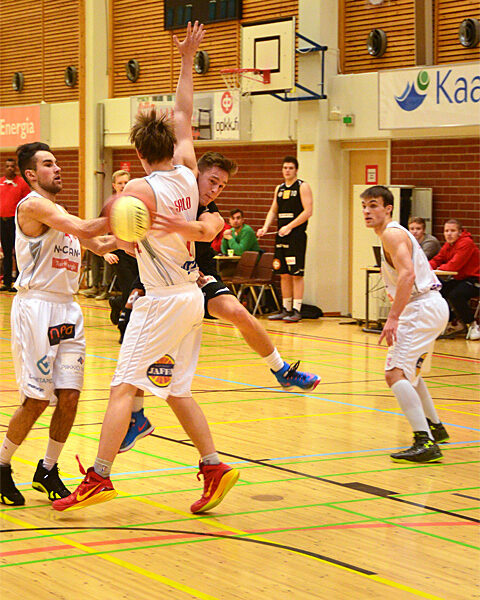 PeU:n Micke Salo on joutunut kaarinalaispakkien puristukseen.