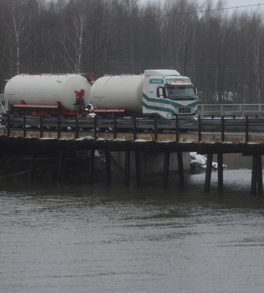 Maantieliikenne Perniön ja Kemiön välillä kulkee parhaillaan väliaikaista siltaa pitkin. Taustalla näkyvä varsinainen silta on poissa käytöstä ja nyt on osoittautunut, että se on uusittava kokonaan.