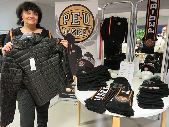 Susanna Manelius huolehtii PeU Basketin fanituotteista.