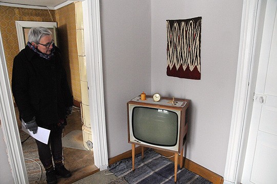 Fallan talon telkkari kuuluu kalustoon; laite on aikanaan uutena taloon ostettu. Li Näse esittelee viittä vaille valmista taloa.