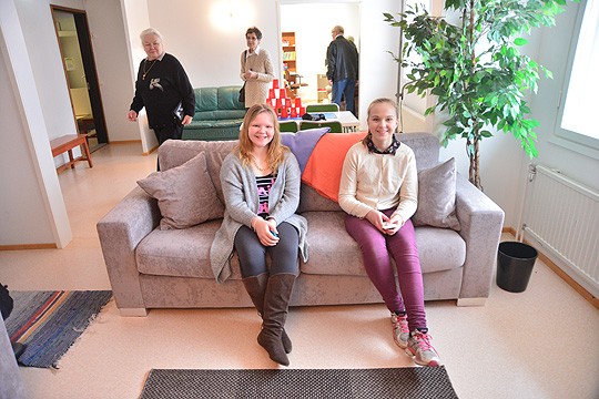 Anniina Hurme ja Marlena Wikström kuuluvat nuorisotilan käyttäjiin. Kaikkiaan säännöllisiä kävijöitä on yli 20. Nuorisotila odottaa vielä tauluja ja verhoja, uudet sohvat saatiin jo lauantaiksi paikalle.