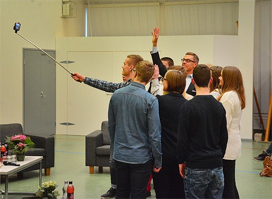 Oppilaskunta kokosi pääministerin lopuksi ryhmä-selfieen.