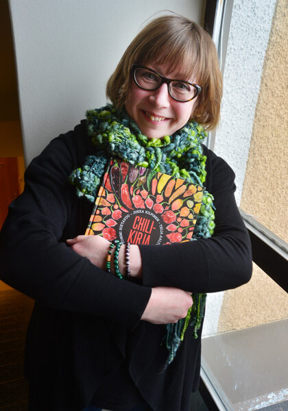 Kiskolainen Teija Aaltonen on yksi Chilikirjan tekijöistä. Hän kertoo, että painotuoreen kirjan saaminen käteen oli hieno hetki.