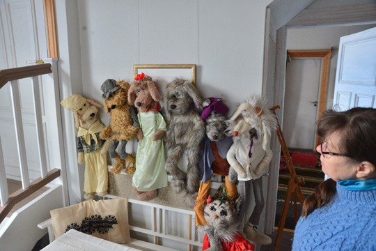 Sohvalla kolmantena oikealta istuu Levolan vanha asukki, muut ovat uusia tulokkaita, kertoo Kaisa-Leena Kaarlonen. Eevaliisa Holma-Kinnusen nukeista tällainen porukka sai suojapaikan Perniöstä.