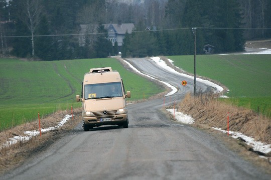 Soratiet ovat paikoin pinnastaan pehmeät, mutta varsinaisen runkokelirikon paikkojen ennustetaan jäävän vähiin tänä keväänä. Kuva on Savikulmantieltä Perniöstä.
