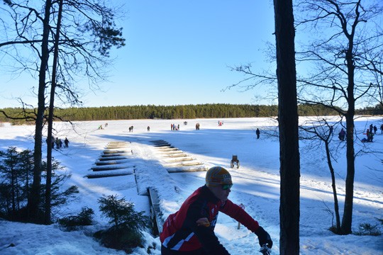 Matildanjärven jäällä reippailtiin maanantaina. Jesse Elo sitä vastoin polki järvenrantoja maastopyörällä.