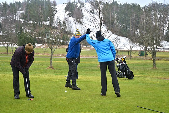 Mikko Tuominen keskittyy viimeiseen lyöntiin, Vesa Kujanpäällä ja Toni Flinkillä on jo aihetta hymyyn.