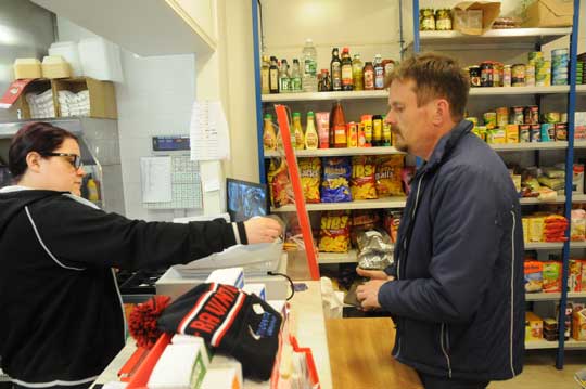Klaara Meriluoto tarkasti Jarkko Heinosen veikkauksen.