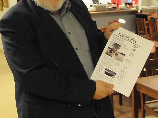 Taisto Ahjoharjulla on käsissään tulevan näytelmän esite.