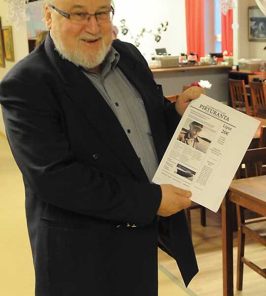 Taisto Ahjoharjulla on käsissään tulevan näytelmän esite.