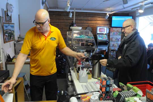 Teijon kyläkauppaan siirtyvät niin Veikkaus, Matkahuolto kuin postipalvelutkin. Masi Kauppinen myi Pauli Sareliukselle kuitenkin paketin paristoja.