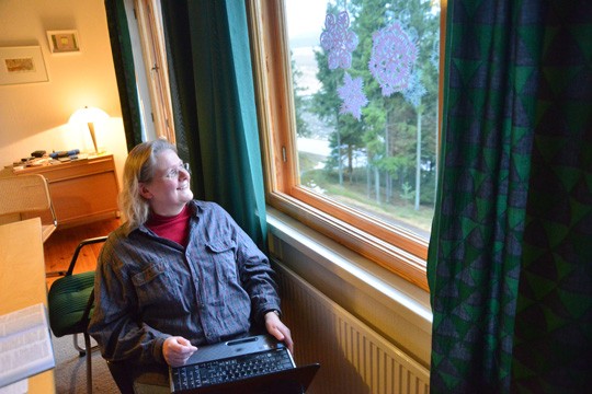 Jaana Shelby toivoo, että lapset ja vanhemmat voisivat keskustella siitä, mitä netissä on vastaan tullut.