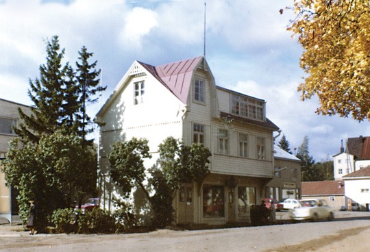 Vuonna 1971 puretussa Tammelinin talossa ehti toimia muunmuassa valokuvaamo, kirjasto ja sekatavarakauppa.