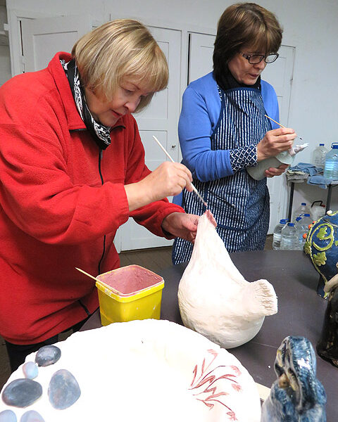 Maisa Uusitalo maalasi torstaina kanan harjaa ja Rea Bergman pöllön vaatetusta.