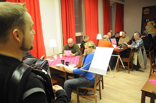 Mieskuoro lämmitteli Pekka Laakson harmonikan säestyksellä tiistaina. Harjoitukset ovat vain osa harrastusta, vuoteen kuuluu myös esiintymisiä.