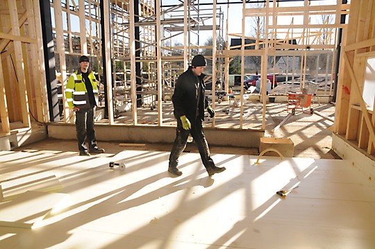 Mikko Laukkanen ja Riku Laine päiväkodin puolella, miesten takana on kirjasto.