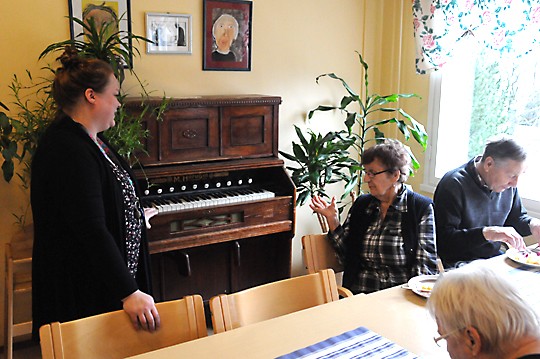 Jenny Nyman (oik) kertoo ruokailun lomassa harmonin tarinan Yhres-ohjaaja Erja Alanderille. Harmoni on Petun koulusta ja oli talossa jo vanhainkodin aikana.