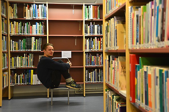 Tatu Gustafssonia kiehtoo esineiden olemuksen muuttuminen; kirjahyllykin voi muuntua huonekalusta taiteeksi.