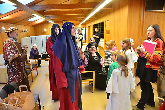 Tiistaina päällä olivat jo rooliasut. Vasemmalla fariseuksena Seppo Knuutila, opetuslapsina Iiro Seppä ja Harri Peltosalo. Lilja Kinnunen-Riipinen ohjaa ja Anna-Kaisa Siltanen vastaa lapsinäyttelijöistä.