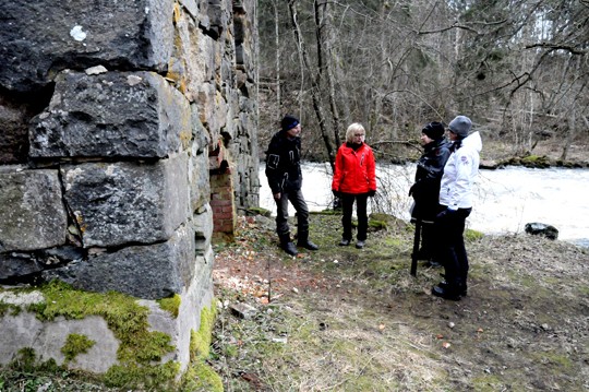 Latokartanon kosken tilanteesta tehtiin selkoa viime viikolla; asialla olivat kuvassa laitimmaisina seisovat luonnonsuojeluyhdistyksen Jarmo Markkanen ja Sanna Tikander, samoin maakuntamuseon Kaisa Lehtonen ja Museoviraston Satu Mikkonen-Hirvonen.