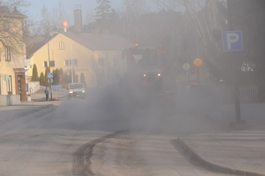 Viime aikoina ei ole ollut epäselvää, että katuja harjataan kesäkuntoon; pölypilvet ovat olleet välillä Perniössäkin melkoisia.
