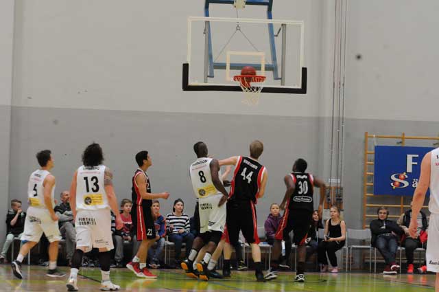 PeU:n Paul Harrison ja EBT:n Joonas Suotamo ottavat mittaa toisistaan.at