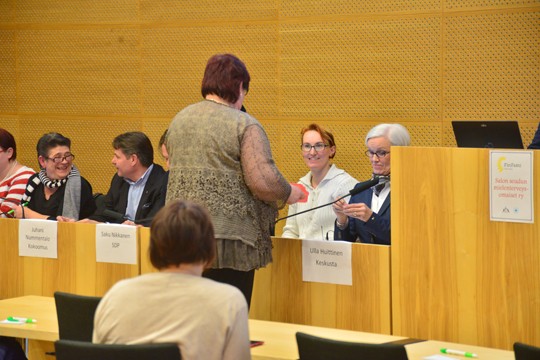 Salolaiset kansanedustajaehdokkaat puhuivat mielenterveyshuollon asioista paneelissa tiistaina; pöydän takana vas. Marja Ruokonen (vas), Juhani Nummentalo (kok), hänen vieressään Saku Nikkanen (sd), Sanna Leivonen (ps) ja Ulla Huittinen (kesk), joka sai kysymyslapun juontaja Mia Blomqvistilta.