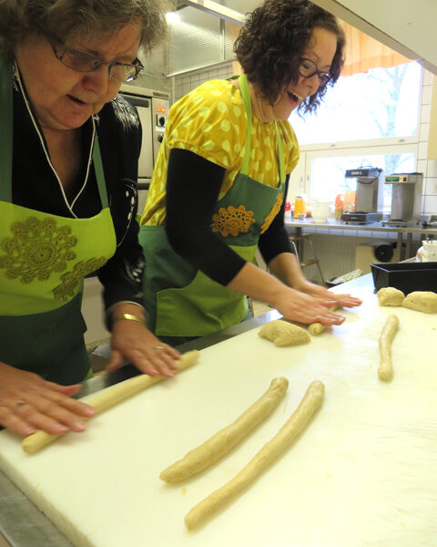 Niina Jyllilä (oik) pääsi Sirkka-Liisa Pirhosen oppiin pullanleivonnassa.