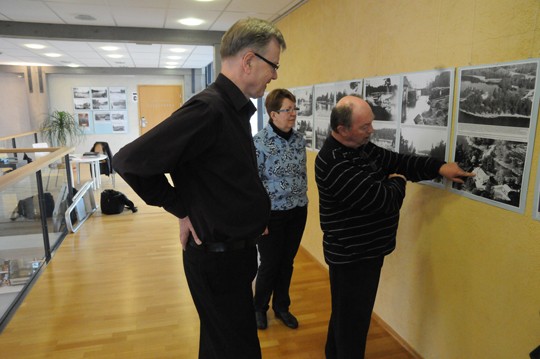 Antero Peijonen ja Ulla Andersson kuuntelevat Kai Ekbomin kertomusta Strömman puretuista taloista.