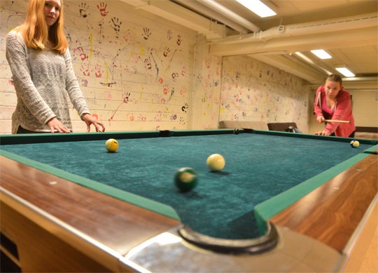 Biljardi pitää suosionsa. Nelli Hellberg ja Vilma Kaljonen ottivat erän.