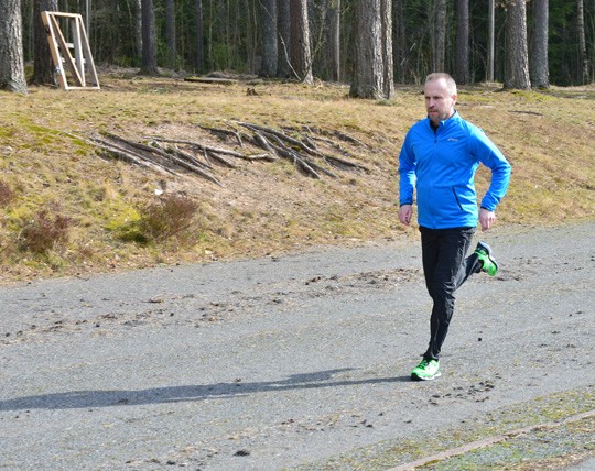 Arto Korpinen kokeili Kirjakkalan radan kunnon koelenkillä.