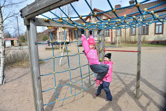 Kirkonkylän uusi päiväkoti voi tietää aseman päiväkodin loppua. Siihen mennessä kuvan tytöt, kiipeilytelineellä taituroivat Kiia ja Pinja, ovat kuitenkin jo koululaisia.