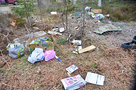 Tämä tapa saisi jo jäädä unholaan: yksityisiä kaatopaikkoja syntyy edelleen metsäteiden varsille. Kuvan roskat olivat ilmestyneet metsään viime viikonlopun aikana.