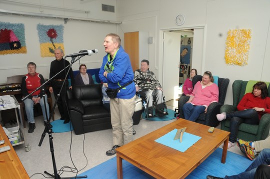 Heikki Nyman tulkitsi karaoksessa Sutherland Brothersin ”Sailing”- kappaletta.