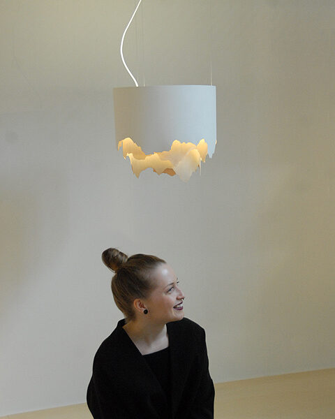 Laura Väreen suunnittelema valaisin on kuin revitty.