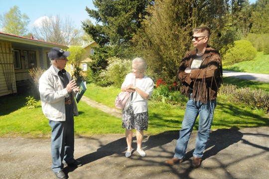 Leena ja Eero Savikko käväisivät vanhoilla kotikulmilla ja piipahtivat myös Torsti Luntaman (vas) pihaan.