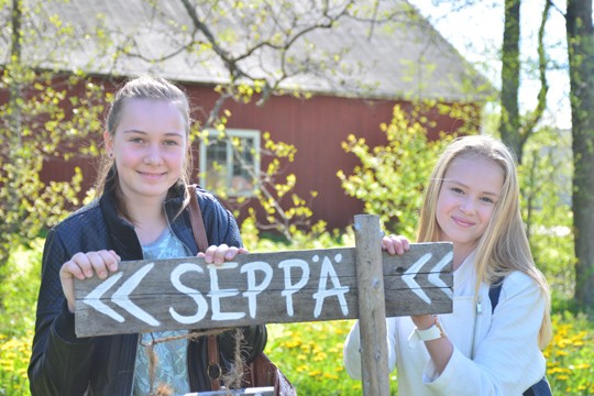 Vilma Elovaara ja Iris Lähde olivat tyytyväisiä retkipäivään, jonka aikana he pääsivät tutustumaan moniin itselleen uusiin paikkoihin.