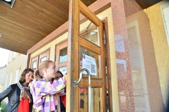 Lukion jatkosta huolestuneet opiskelijat kampanjoivat koulunsa puolesta. Yksi tiedote adressista kiinnitettiin kunnantalon oveen. Teippaamassa olivat Sanni Oksanen, Nelli Hellberg ja Martta Rintanen.