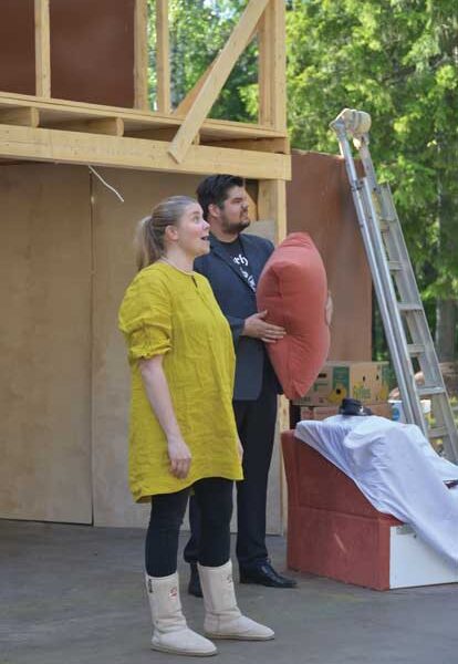 Taija Jokilehto ja Kimmo Lehto ovat Kirakan lavalla aviopari, jonka rakennustyömaalla eivät asiat mene ihan putkeen.