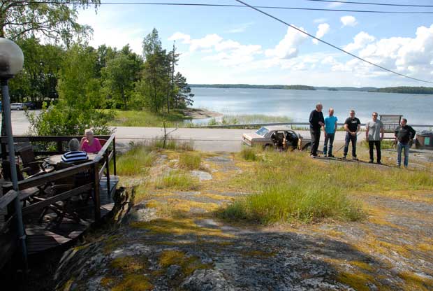 Saaren tulevaisuutta puivat tiistaina vas. Särfinin Heikki Liede, Särkisalon merihuollon Jarkko Mäkelä ja Förbyn venepaikoista vastaavan Karl Forsström Ab:n Joni Holm. Rivissä oikealla ovat Ylöstalon Juha Karimo ja KP-Groupin Tony Hellström.