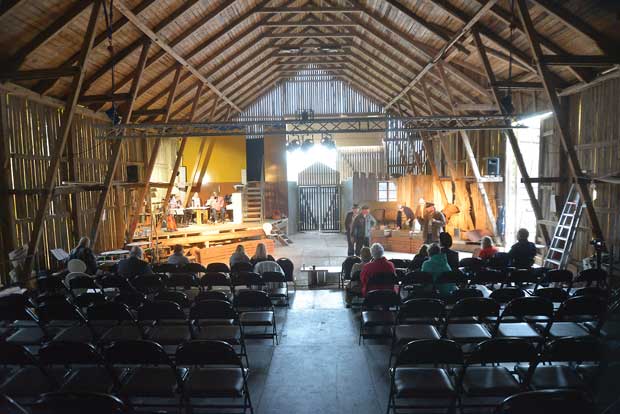 Teijon venehalliin tuotiin maanantaina uusi katsomo, josta näytelmää voi seurata kastumatta kaatosateellakin.