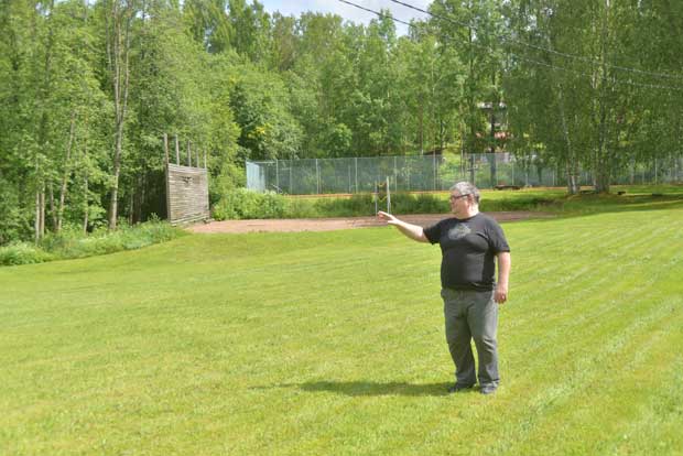 Nurmikenttä Kirkkojärven rannassa on vielä tyhjä, mutta lauantaina sen täyttävät pyörätelineet, kertoo Timo Virtanen.