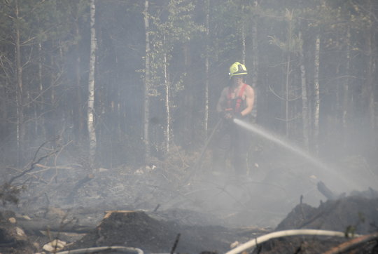 Puuskainen tuuli hankaloitti sammutustöitä.
